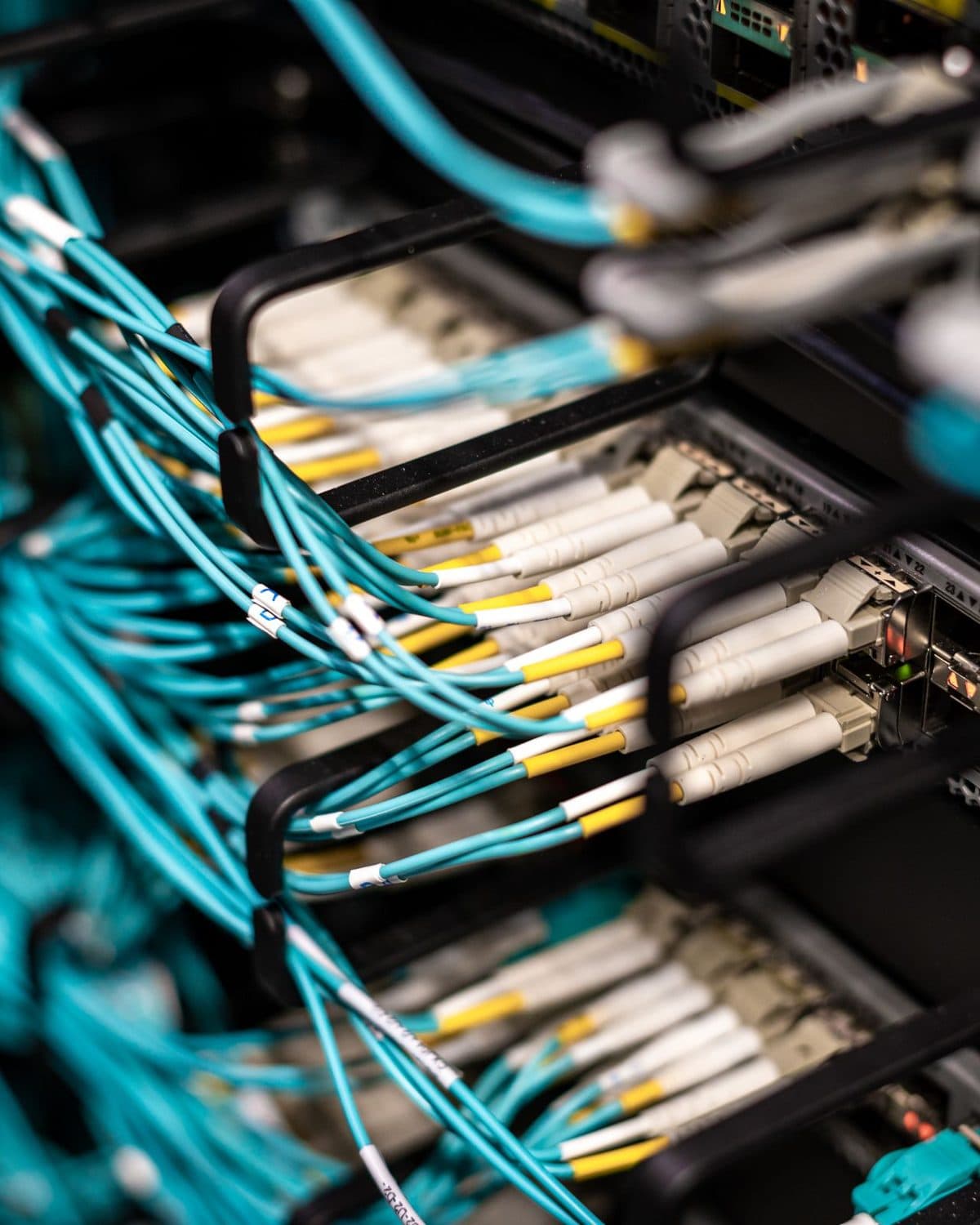 Glasfaser-Patchpanel mit sauber geführten LC-Patchkabeln