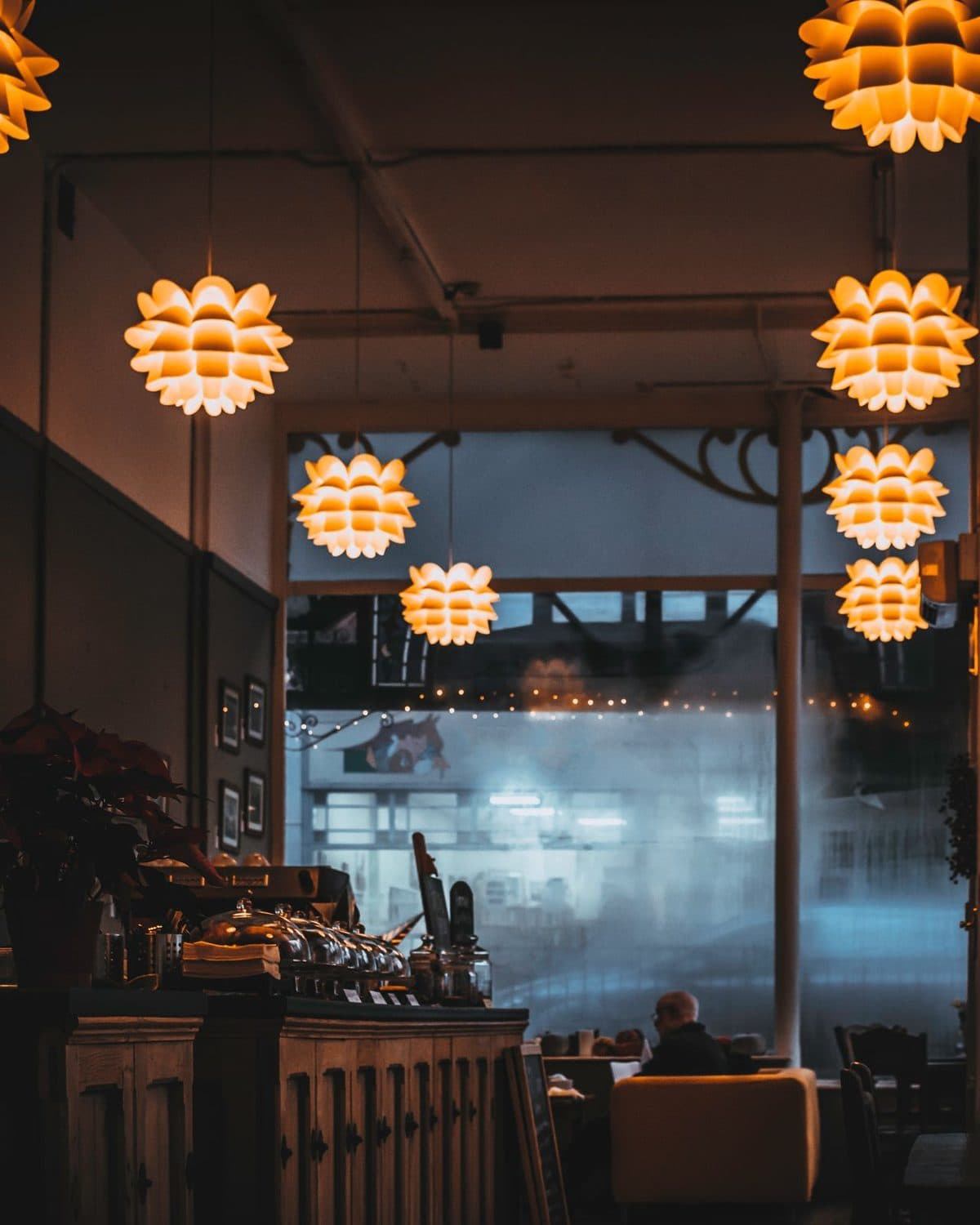 Stimmungsvoll beleuchtetes Restaurant mit warmen Pendelleuchten