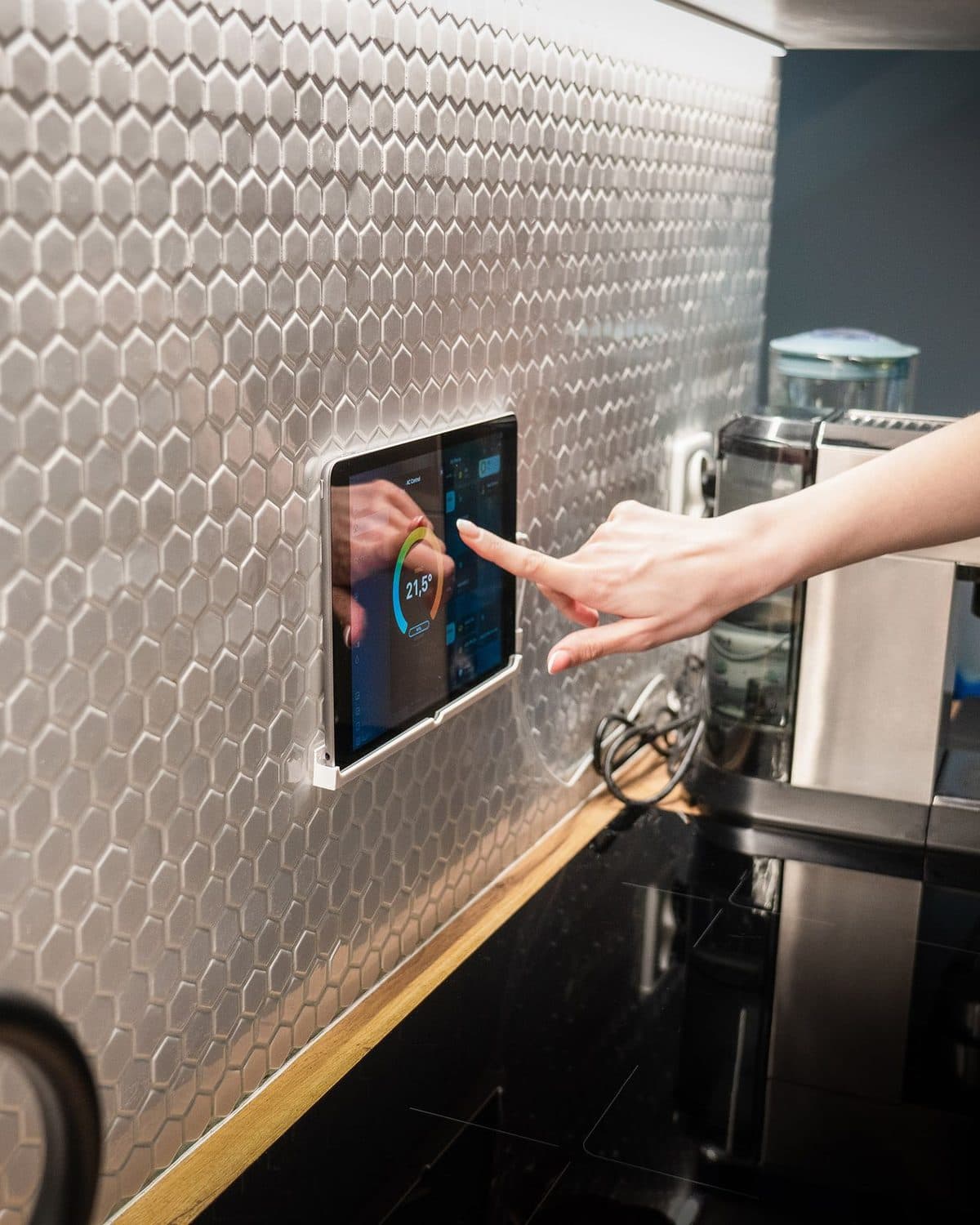 Wandpanel zur Steuerung von Licht und Temperatur im Smart Home