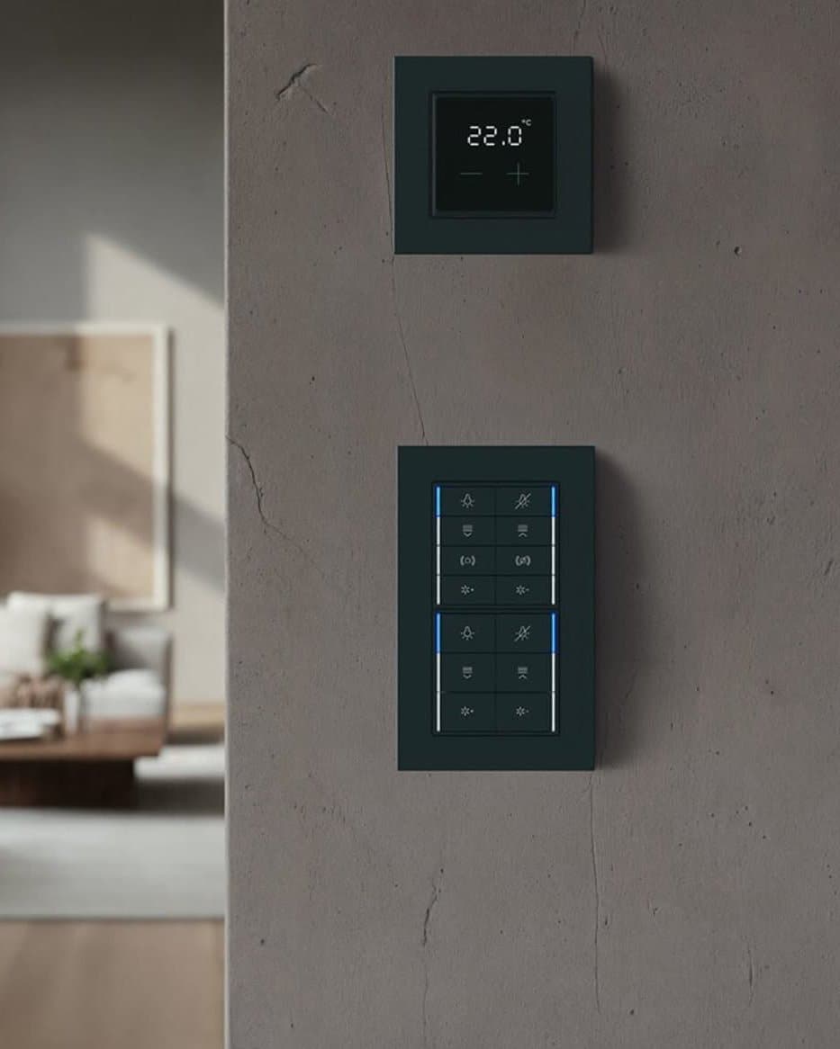 Smart-Home-Bedienpanel mit Raumthermostat und Szenensteuerung an einer Betonwand