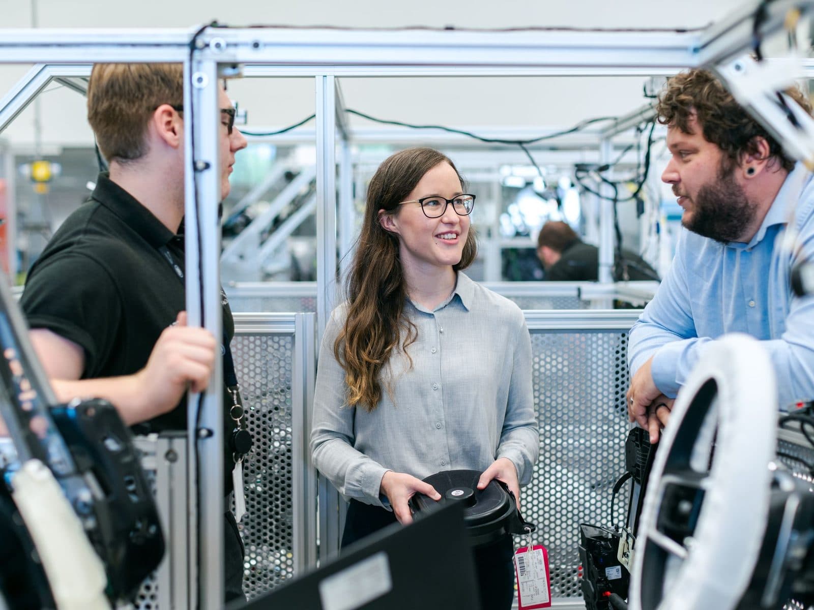 Fachkräfte im Austausch über ein technisches Projekt